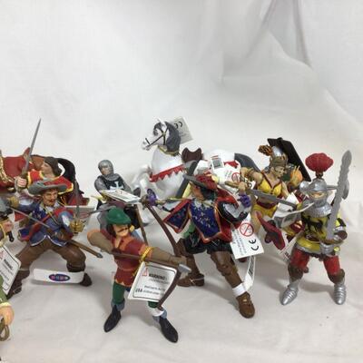(112) PAPO | Mixed Group of Renaissance or Roman Papo Figures