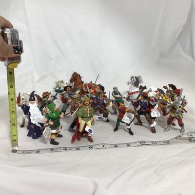 (112) PAPO | Mixed Group of Renaissance or Roman Papo Figures