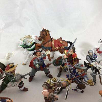 (112) PAPO | Mixed Group of Renaissance or Roman Papo Figures