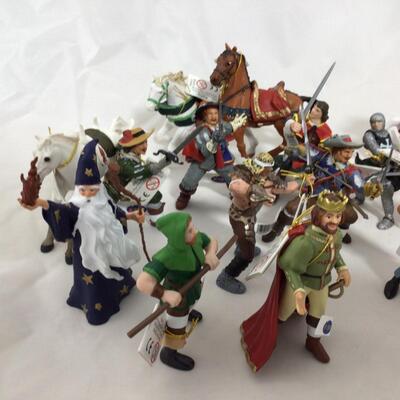 (112) PAPO | Mixed Group of Renaissance or Roman Papo Figures