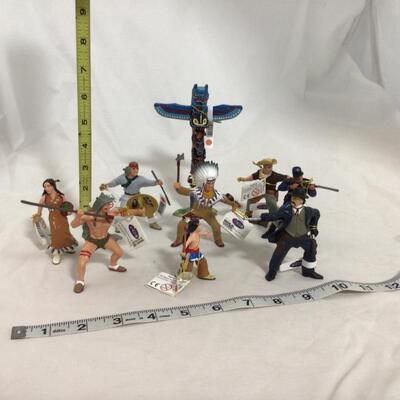 (113) PAPO | Mixed Group of Wild West, Cowboys, and Indian Figures