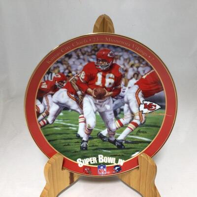 (117) FOOTBALL | Mixed Group of Football Collector Plates