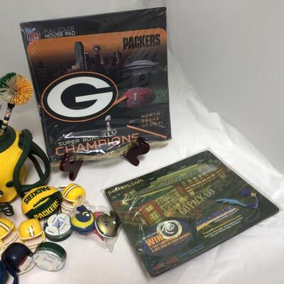 (127) PACKERS | Mixed Group of Football Collector Items