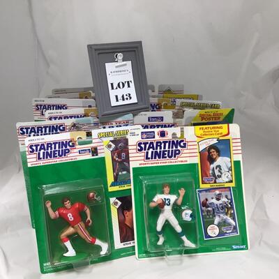 (143) STARTING LINEUP | Mixed Group of Football Figures