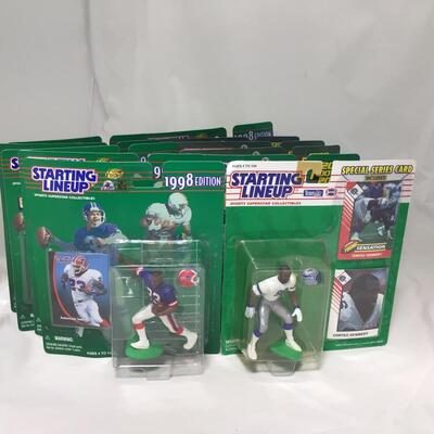 (145) STARTING LINEUP | Mixed Group of Football Figures