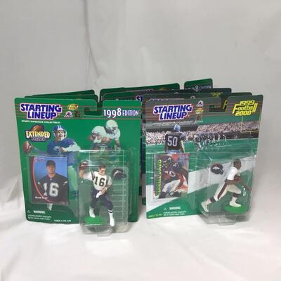 (145) STARTING LINEUP | Mixed Group of Football Figures