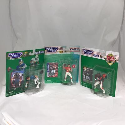 (146) STARTING LINEUP | Mixed Group of Football Figures