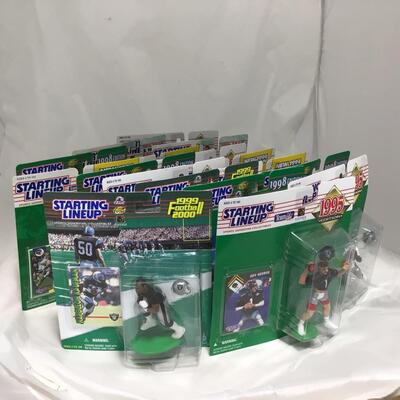 (146) STARTING LINEUP | Mixed Group of Football Figures