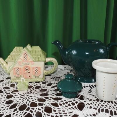 Oh vintage hall McCormick tea pot with lid and infuser.