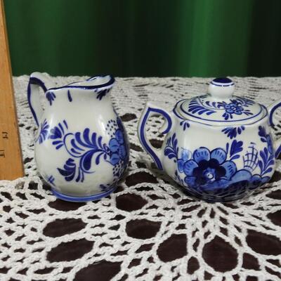 Delft cream and sugar