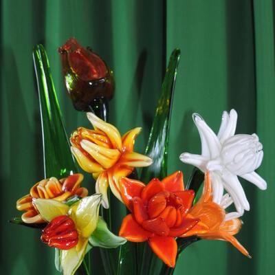 Art glass hand blown Amberina daffodils