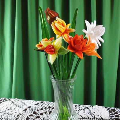 Art glass hand blown Amberina daffodils