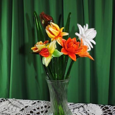 Art glass hand blown Amberina daffodils