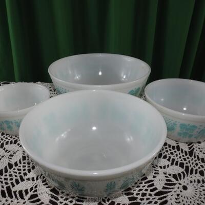 Pyrex Amish butter print bowls
