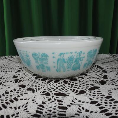 Pyrex Amish butter print bowls