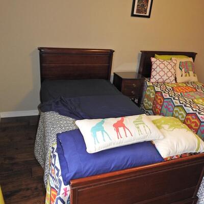 Vintage Mahogany Twin Bed Set