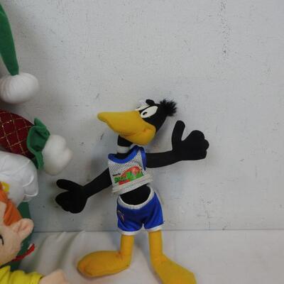 6 pc Stuffed Animals: Chicago Cubs, Daffy Duck, Dig em', Toy Factory, etc