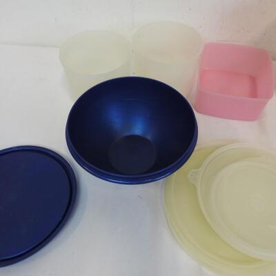18 pc Plastic Tupperware: Cups, Bowls, Measuring Cups, etc
