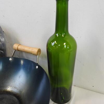14 pc Kitchen, Wok, Pots and Pans, Glass Pitcher