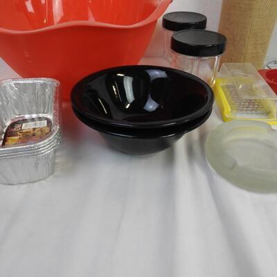 20 pc Kitchen, Plastic Containers, Water Bottles, Ash Tray, Mini Loaf Pans