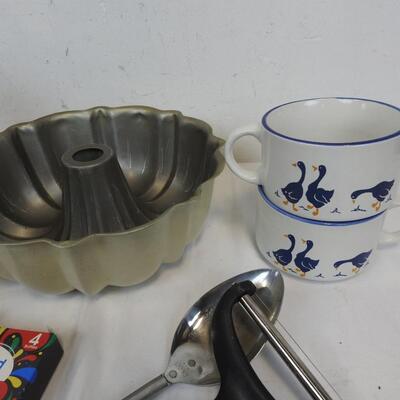 10 Kitchen Item Lot: Hamilton Beach Blender, Mugs, Blender Bottle, Bundt Pan