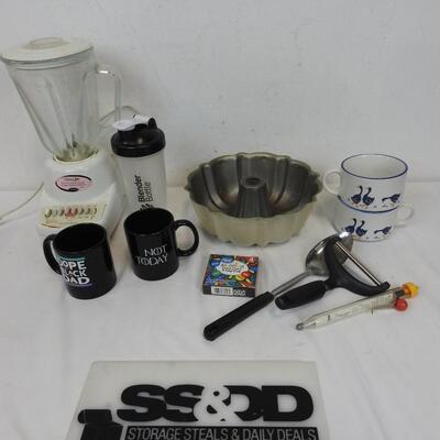 10 Kitchen Item Lot: Hamilton Beach Blender, Mugs, Blender Bottle, Bundt Pan