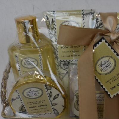 Ariose Monde Bath & Body English Pear & Freesia Spa Gift Set, Assorted - New