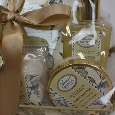 Ariose Monde Bath & Body English Pear & Freesia Spa Gift Set, Assorted - New