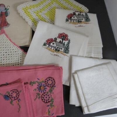 Lot of Vintage Kitchen Towels, Pot Holders, Napkins