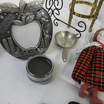 Home decor 15+ pcs: NYC Big Apple metal picture frame, music note hooks, candles