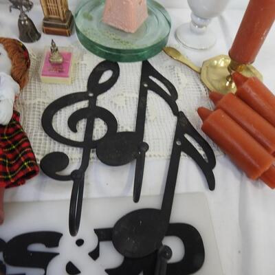 Home decor 15+ pcs: NYC Big Apple metal picture frame, music note hooks, candles
