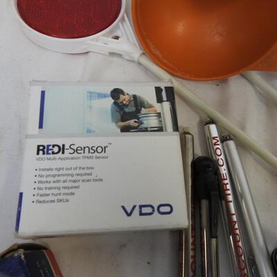 Auto: 25+ pcs: Radiator cap, TPMS sensor, Yankee Candle, reflectors, tire gauge