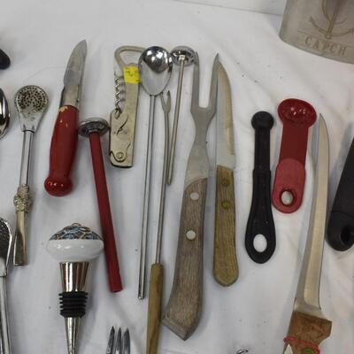 Lot of Kitchen Items, Knifes, Cheese Spreaders, Utensils, Corelle Plate