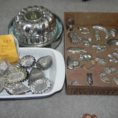 LOT 66  MINITURE AND JELLO MOLDS