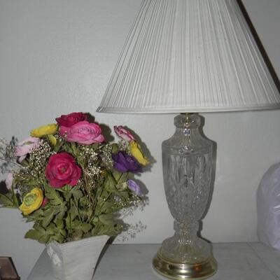 LOT  GLASS LAMP WITH SHADE