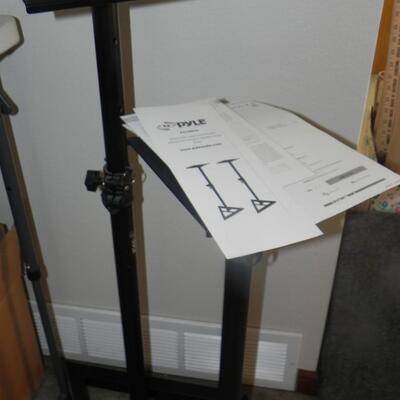 LOT  PYLE ADJUSTABLE SPEAKER STANDS