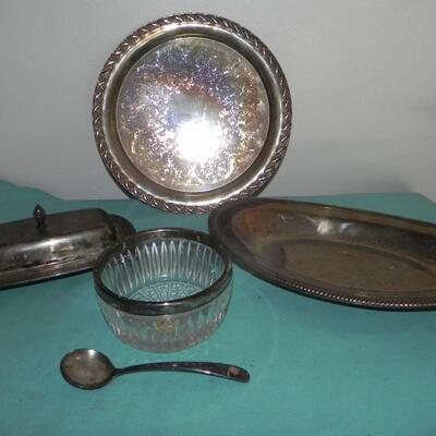 LOT 32    SILVER PLATED SERVING PIECES