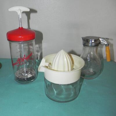 LOT 25 KITCHEN ITEMS