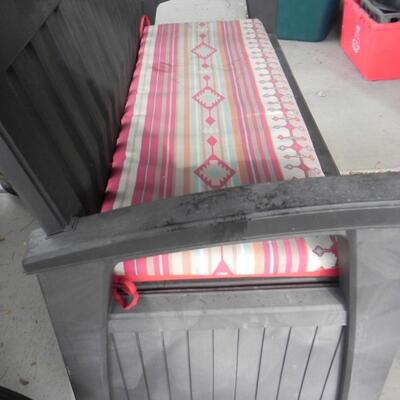 LOT 101 KETER STORAGE BENCH