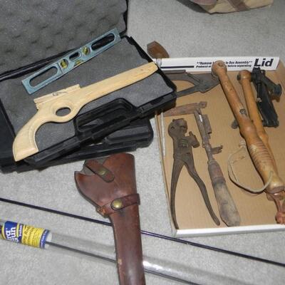 LOT 119  VINTAGE TOOLS AND GUN CLEANING