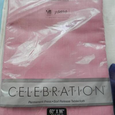 LOT 128  LINENS'