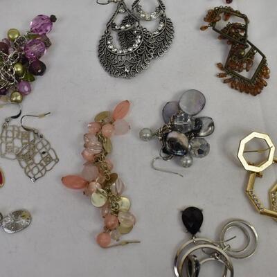 Costume J ewelry: 42 pairs earrings, gold tone, silver tone, rose gold tone