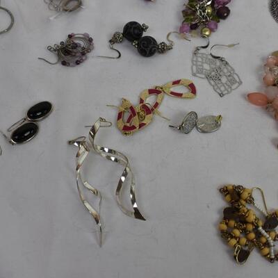 Costume J ewelry: 42 pairs earrings, gold tone, silver tone, rose gold tone