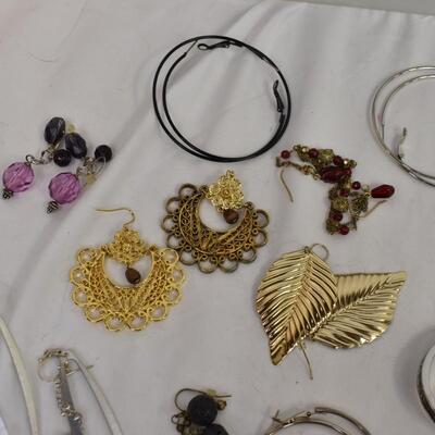 Costume J ewelry: 42 pairs earrings, gold tone, silver tone, rose gold tone