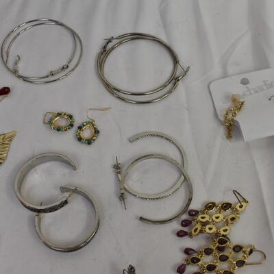 Costume J ewelry: 42 pairs earrings, gold tone, silver tone, rose gold tone