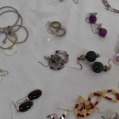 Costume J ewelry: 42 pairs earrings, gold tone, silver tone, rose gold tone