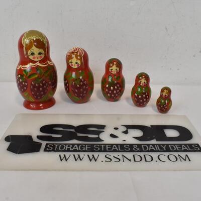 Matryoshka Russian Nesting Dolls, set of 5, Red w/ Strawberries 2"-5.75" Vintage