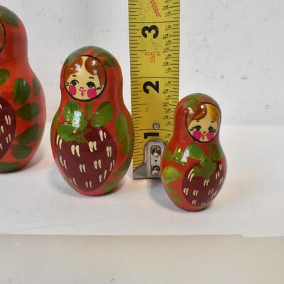 Matryoshka Russian Nesting Dolls, set of 5, Red w/ Strawberries 2"-5.75" Vintage