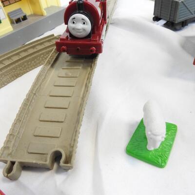 Thomas the Tank Engine & Friends 15+ Pieces: Buildings, Trains, Train Track