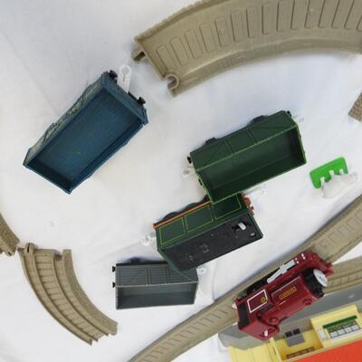 Thomas the Tank Engine & Friends 15+ Pieces: Buildings, Trains, Train Track